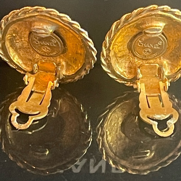 GUC Chanel Vintage 1971-1980 Gold Plated Clip-On Earrings - Picture 5 of 5